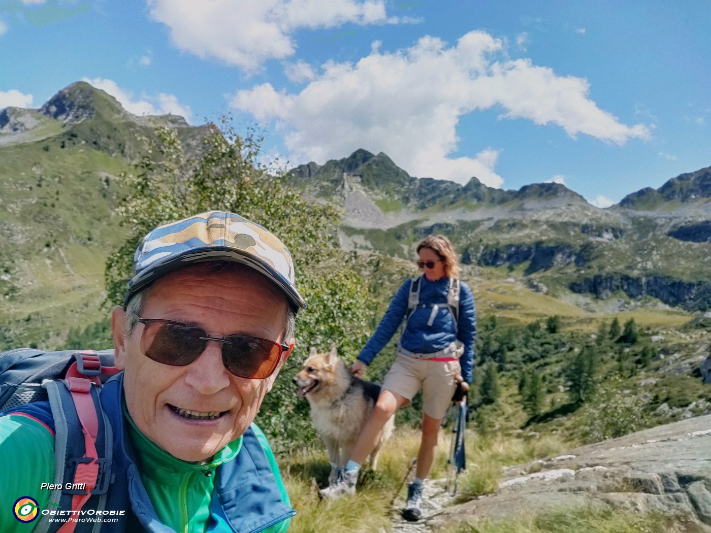 51 Sguardo indietro alla regione dei Laghi di porcile sovrastata dalle cime.jpg